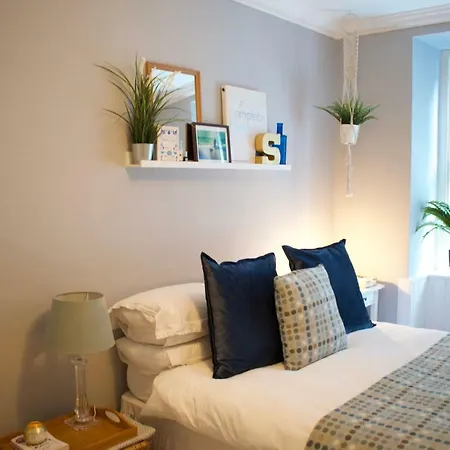 Central Garden Flat Sleeps 4 Perfect Location *