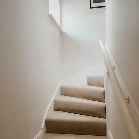 Lovely Mews In Circus Lane Near Car Park Edinburgh