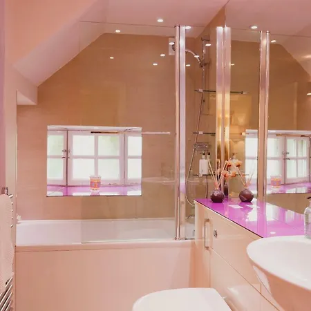 Lovely Mews In Circus Lane Near Car Park *