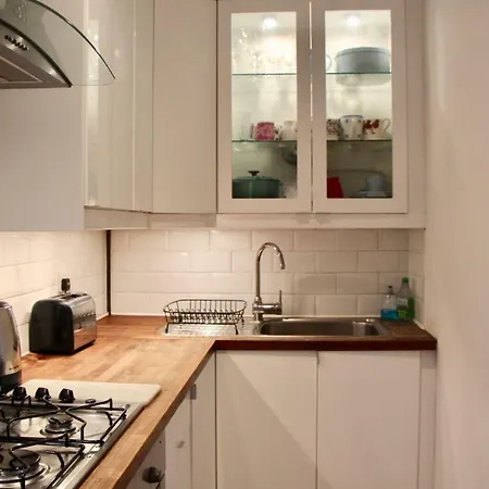 Homely 1 Bedroom Garden Flat *