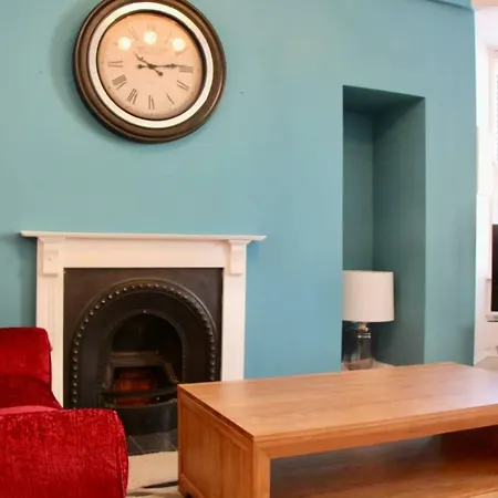 3 Bedroom Canal-side Flat In Fountainbridge شقة