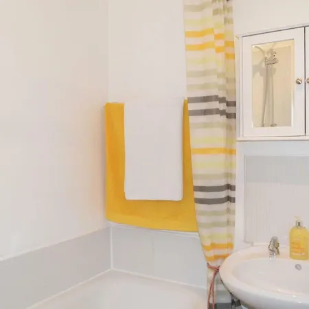 Beautiful 1 Bedroom Flat In Old Town Apartment