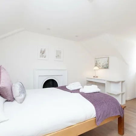 Daire Spacious 4 Bedroom Near Meadows *