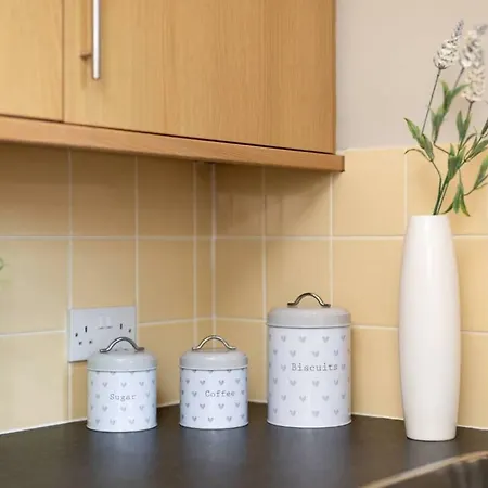 Homely Ground-floor Apt W. Gardens Apartment *