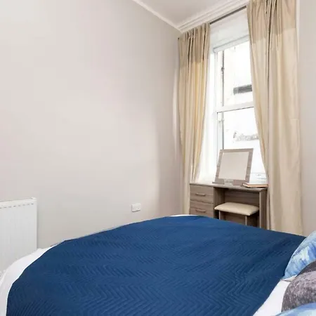 Homely Ground-floor Apt W. Gardens Apartment