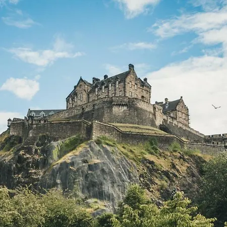 Apartment Traditional 4 Bedroom Flat In The Heart Of Edinburgh