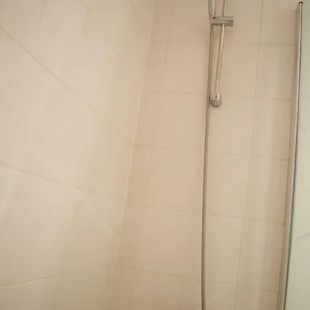 Large 2 Bedroom Flat In Leith With Free Parking