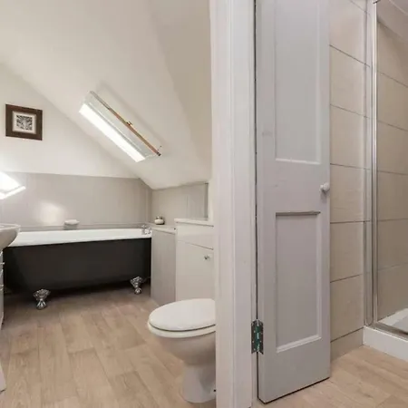 Traditional 4 Bedroom Flat In The Heart Of * Edinburgh
