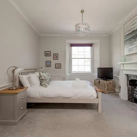 Altido Elegant Georgian 2-bedrm Apt In Heart Of Old Town Edinburgh