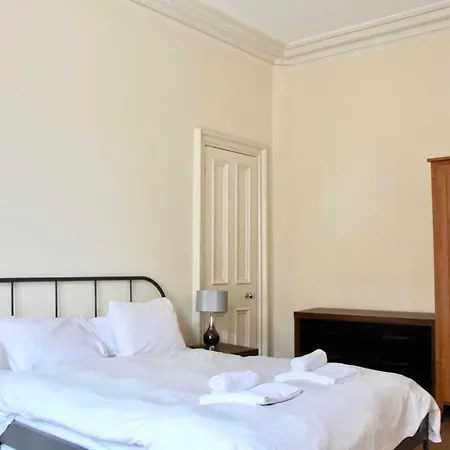 Central Marchmont 3 Bedroom Flat *
