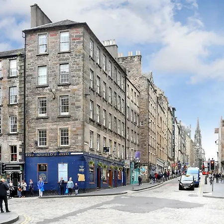 World's End - Historic 2 Bed On The Royal Mile, Sleeps 4