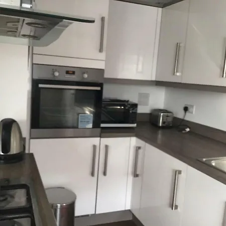 Spacious 2 Bedroom Flat With Parking 爱丁堡