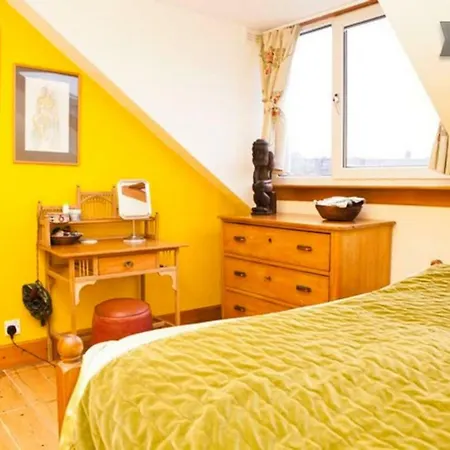 Castle View Flat In Trendy Stockbridge Edinburgh