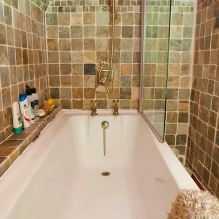 Castle View Flat In Trendy Stockbridge * Edinburgh
