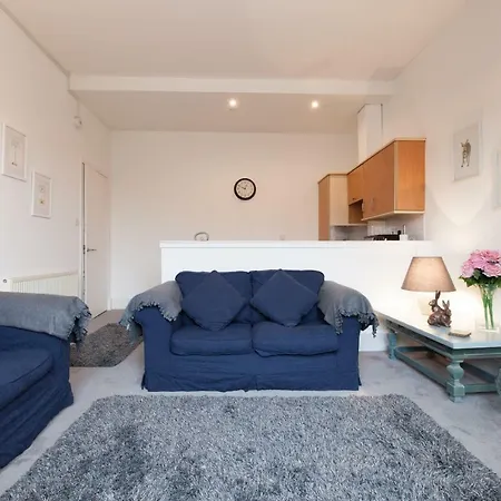 Comfortable 3 Bedroom Top Floor Flat In Old Town