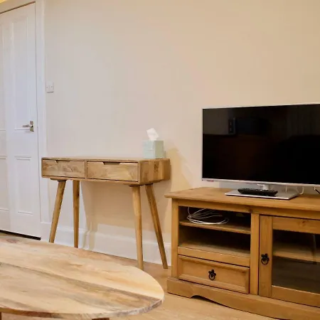 Refurbished Homely 1 Bedroom Flat In
