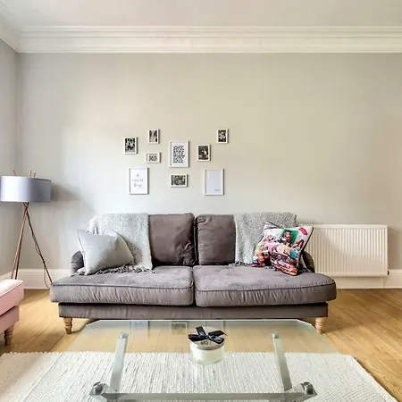 Elegant 2br By Guestready