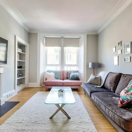 Elegant 2br By Guestready