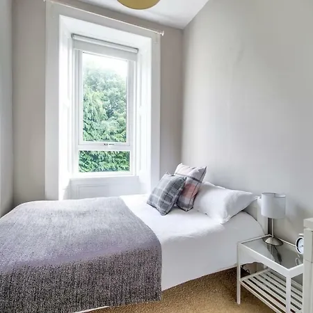 Elegant 2br By Guestready
