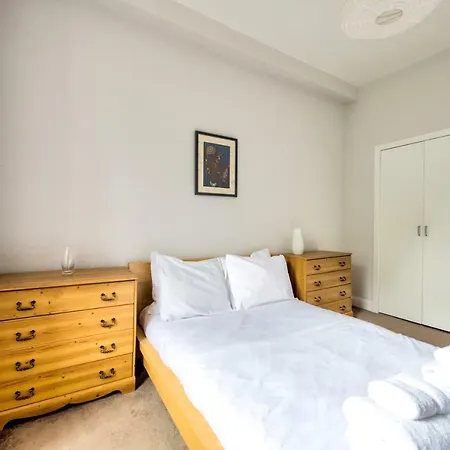 2br Flat Near King's Theatre By Guestready *