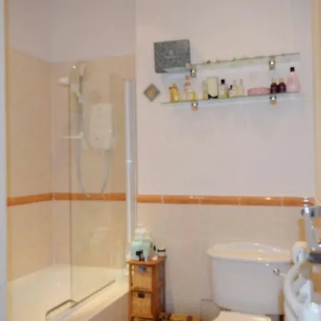 Elegant West End Flat In Leafy Surroundings شقة