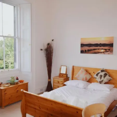 Elegant West End Flat In Leafy Surroundings شقة