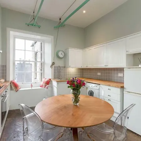 Elegant 3bedrm Apt In Heart Of New Town Daire