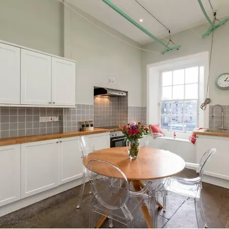Elegant 3bedrm Apt In Heart Of New Town Daire