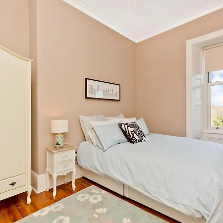 2 Bedroom Penthouse Sleeps 4 Apartment