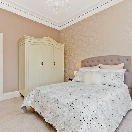 2 Bedroom Penthouse Sleeps 4 Apartment Edinburgh