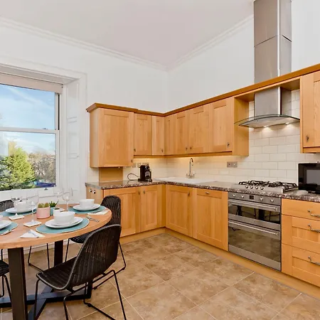 2 Bedroom Penthouse Sleeps 4 Apartment *