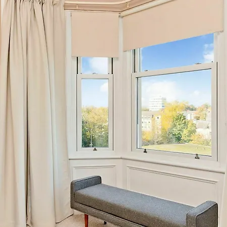 2 Bedroom Penthouse Sleeps 4 Apartment