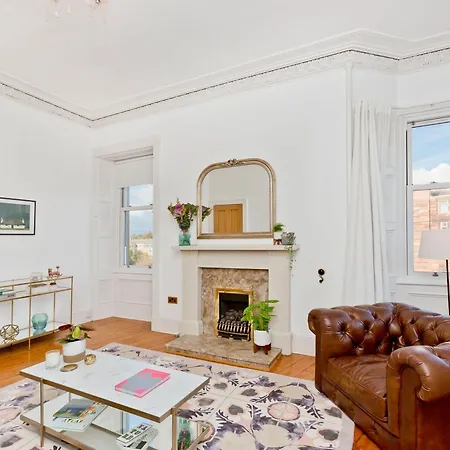 2 Bedroom Penthouse Sleeps 4 Apartment *