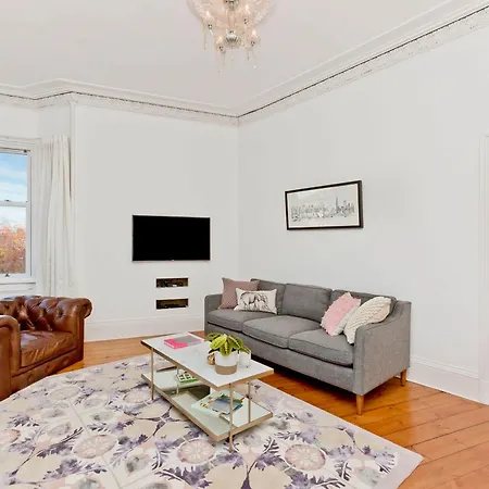 2 Bedroom Penthouse Sleeps 4 Edinburgh
