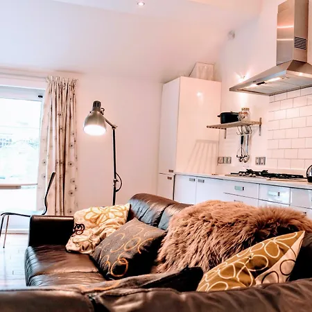 1 Bedroom House With Balcony Sleeps 2 Apartment Edinburgh