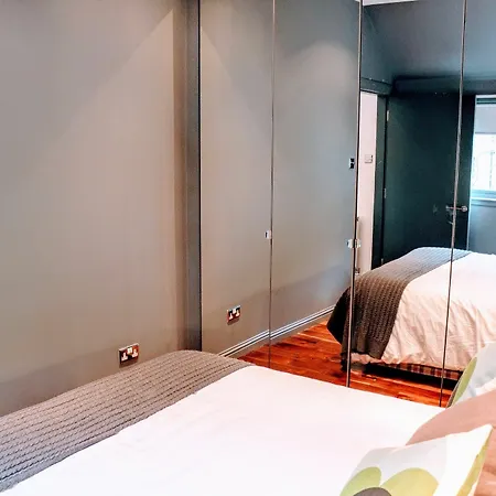 1 Bedroom House With Balcony Sleeps 2 شقة إدنبرة