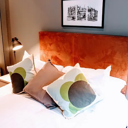 1 Bedroom House With Balcony Sleeps 2 Edinburgh