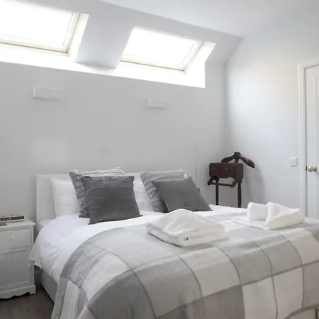 Quiet Ground Floor Mews Flat And Parking Apartament