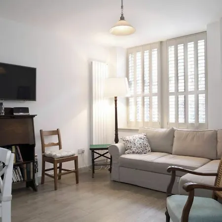 Quiet Ground Floor Mews Flat And Parking * Edimburgo