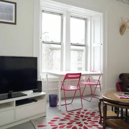 Modern And Colourful Flat By The Castle Apartamento *