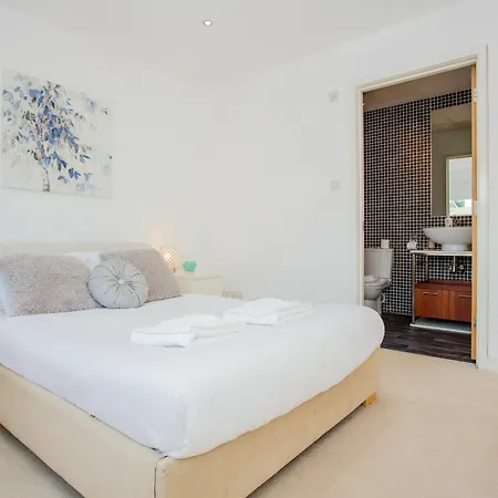 2 Bedroom Flat With Balcony Views Of Arthur's Seat Edinburgh