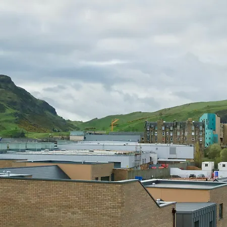 2 Bedroom Flat With Balcony Views Of Arthur's Seat * Edinburgh