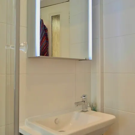2 Bedroom Morningside Flat Sleeps 4