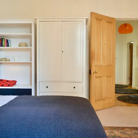 2 Bedroom Morningside Flat Sleeps 4