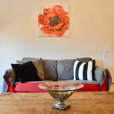 2 Bedroom Morningside Flat Sleeps 4 *