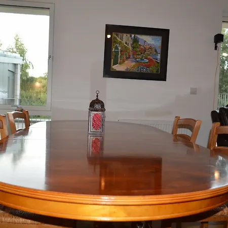 2 Bedroom Central Ground Floor Flat With Garden Apartment *