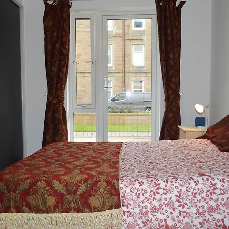 2 Bedroom Central Ground Floor Flat With Garden Edinburgh