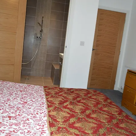 Apartment 2 Bedroom Central Ground Floor Flat With Garden Edinburgh