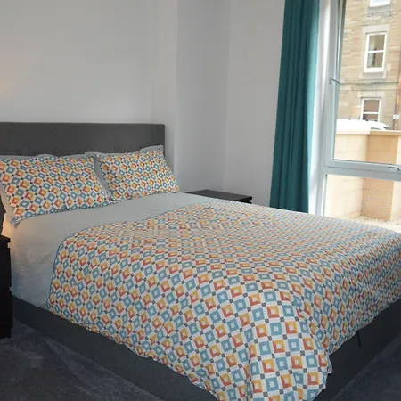 2 Bedroom Central Ground Floor Flat With Garden Edynburg