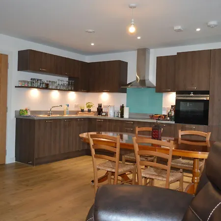 2 Bedroom Central Ground Floor Flat With Garden Apartament